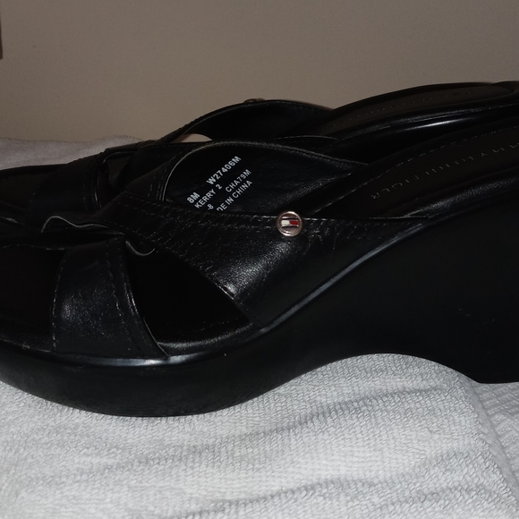 TOMMY HILFIGER Kerry 2 Open Toe Wedge Slides. Great condition. Very little wear. - Picture 4 of 5